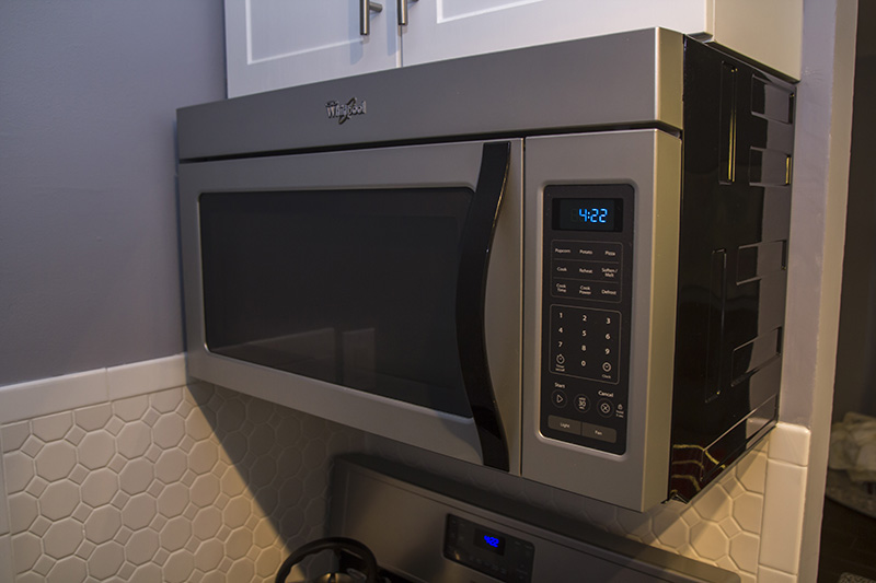 Under cabinet mounted microwave oven